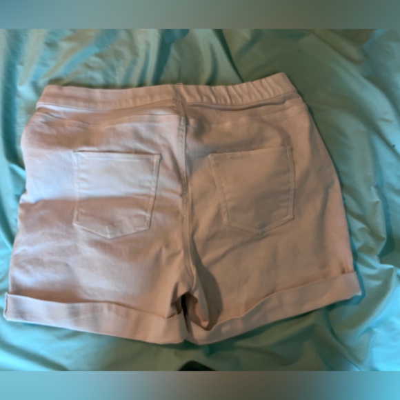 White shorts - Picture 2 of 3